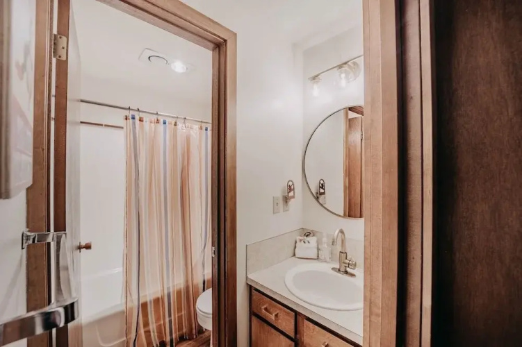 91sw - Wi-fi - Pets Ok - Sleeps 6 2 Bedroom Condo by RedAwning