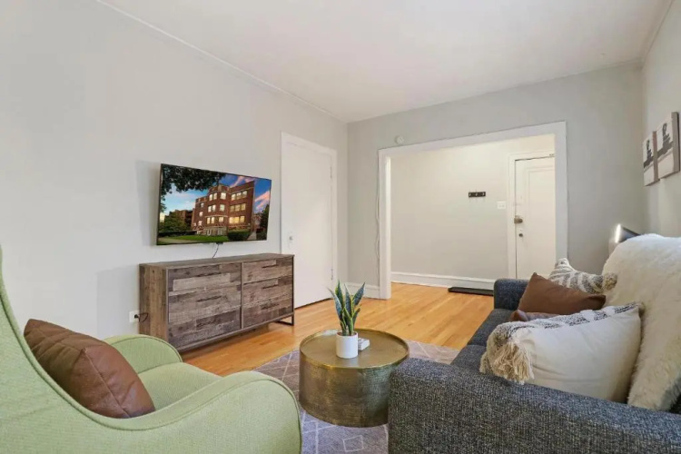 Simple and Roomy 1BR Apt in Evanston