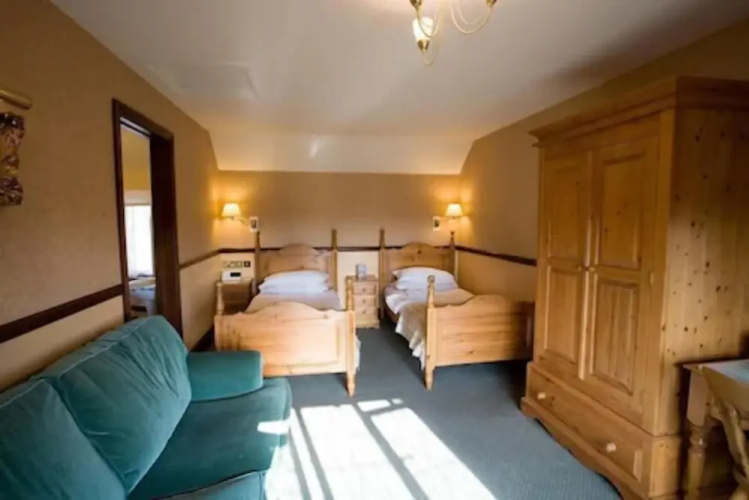 Crown & Cushion Hotel