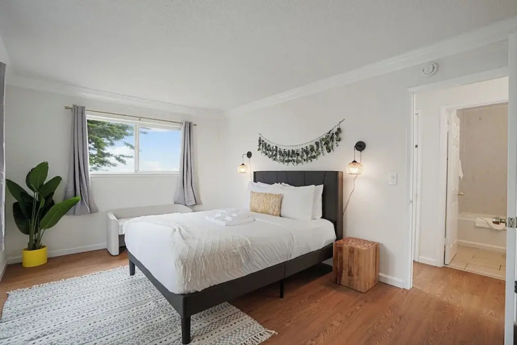 Tranquil 2BR with Coastal Mountain Views