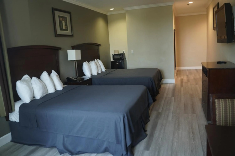 Harbor Inn & Suites