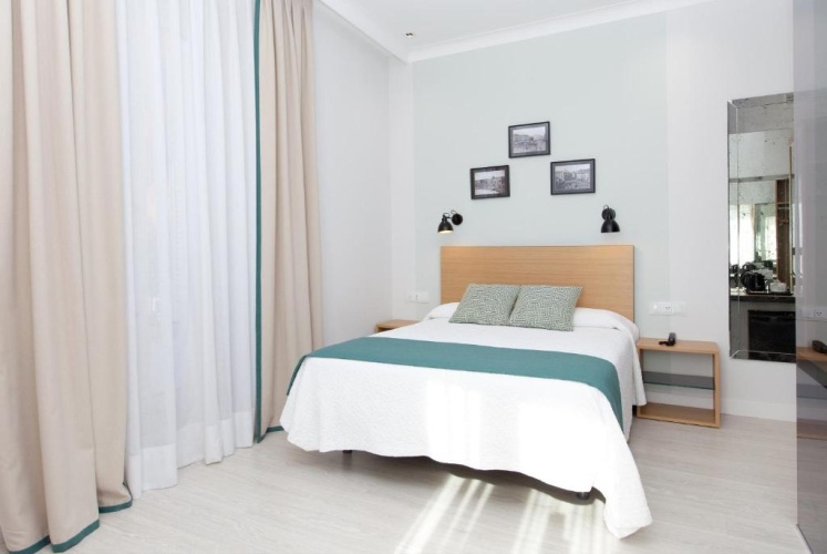 Single room with Puerta del Sol View