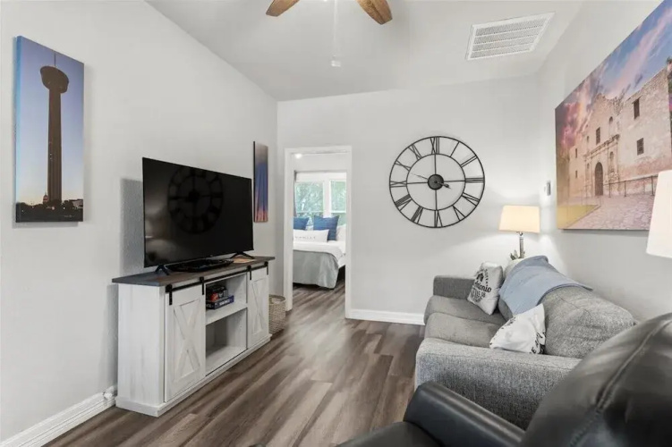 Cozy 1 Bed Home W Free Parking