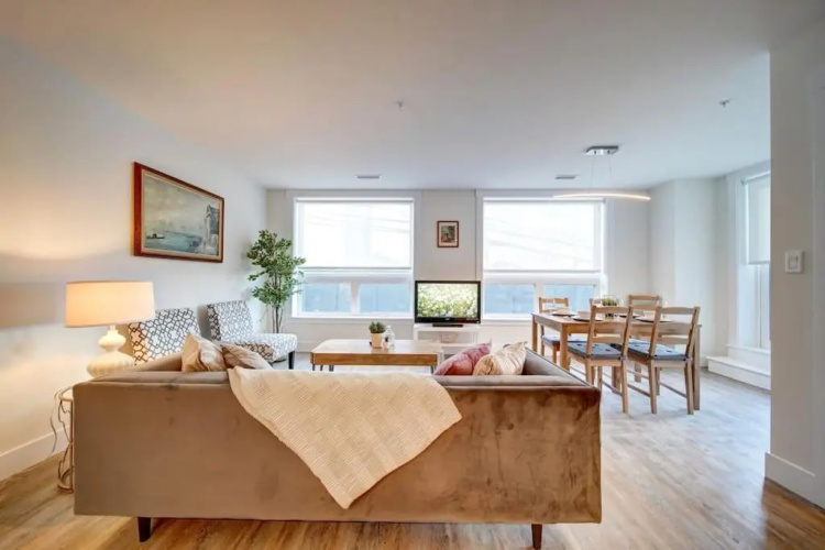 New Luxurious Modern 2BR Condo Sleeps 5 Coffee, AC, WIFI