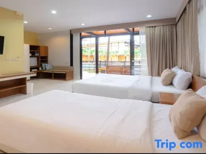 Deluxe room with pool view