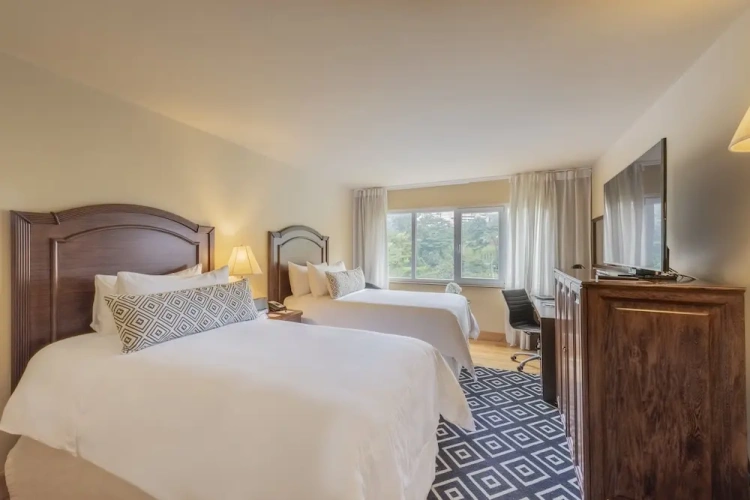 Classic Twin Club room