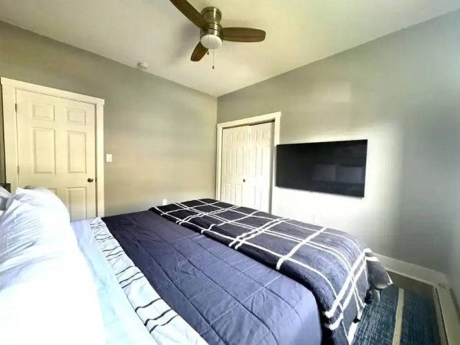 Modern Cozy Unit With King Bed