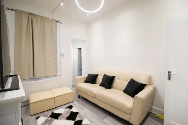 London Apt - Sleeps 4 - Parking - Wifi