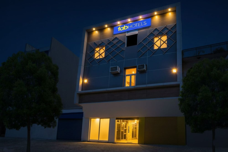 Fabhotel Ratraksh - 칸푸르