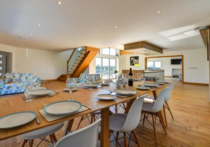 4 Bedrooms Apartment