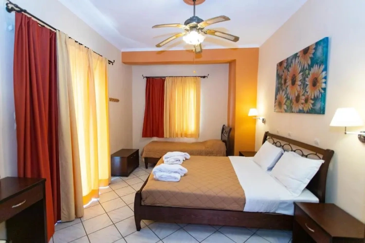Standard Triple room