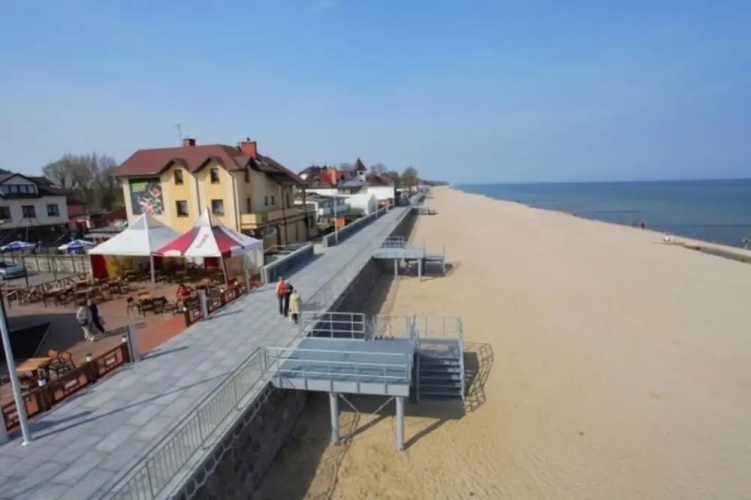 Holiday Homes Close to the Beach, Large Playground