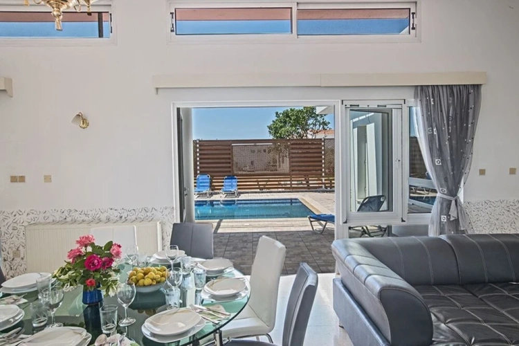 4 Bedrooms Villa