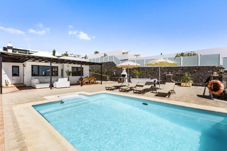 3 Bedrooms Villa