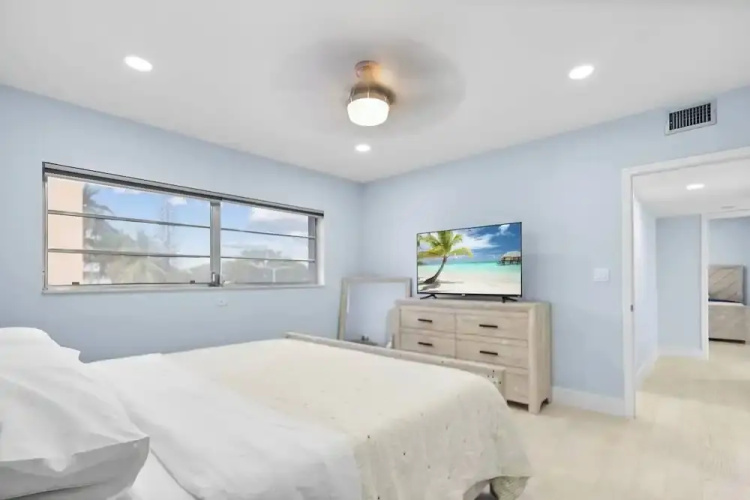 Las Olas & Beachside getaway with pool
