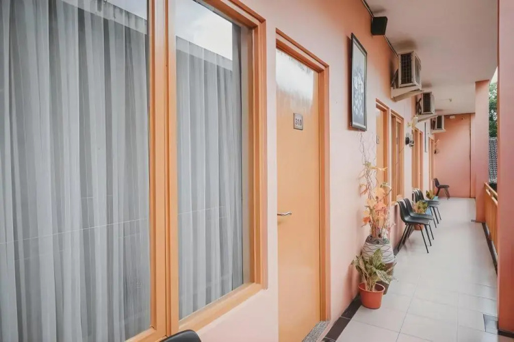 RedDoorz near Plaza Ambarukmo