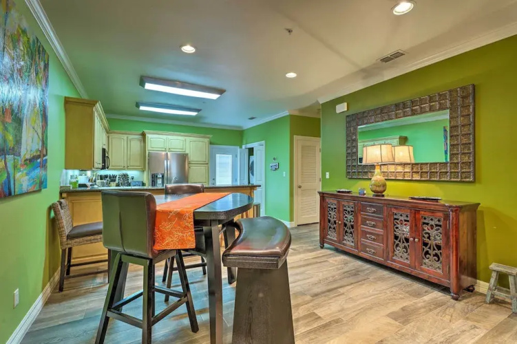 'pacifica' Condo w/ Balcony, Walk To Beach!