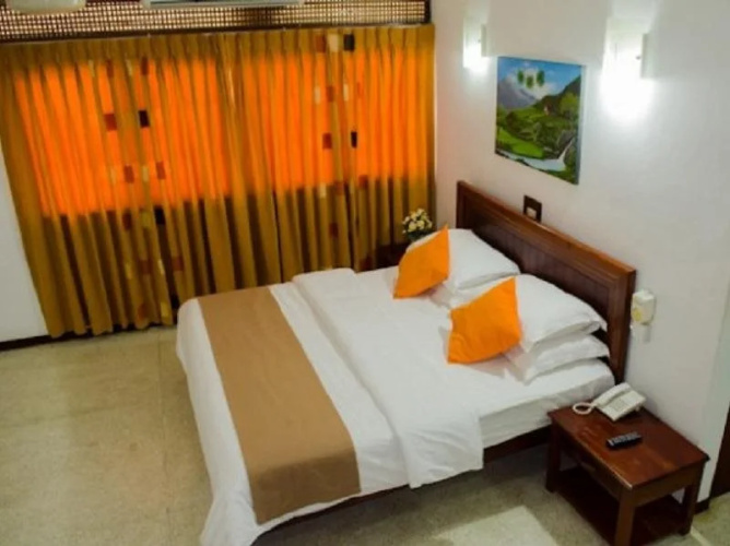 Hotel 12