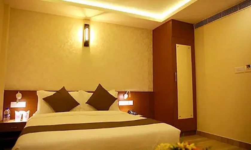 Prime D Chandlier By FabHotel
