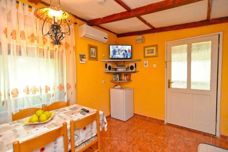 Apartment 498