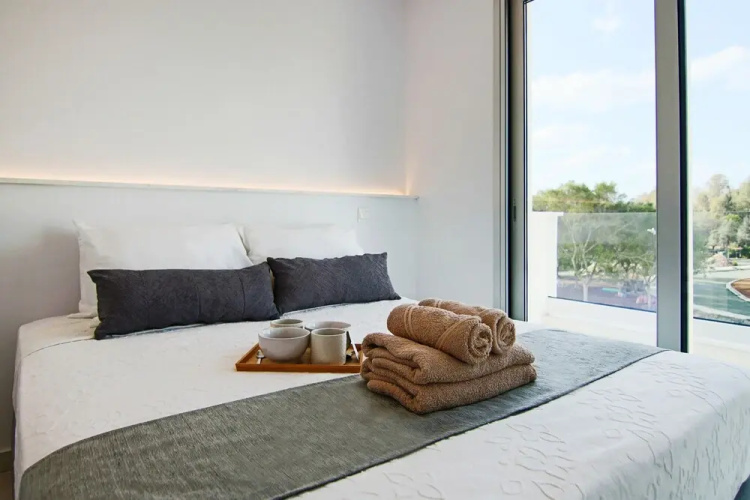 Phaedrus Living: Seaside Executive Flat Harbour 101