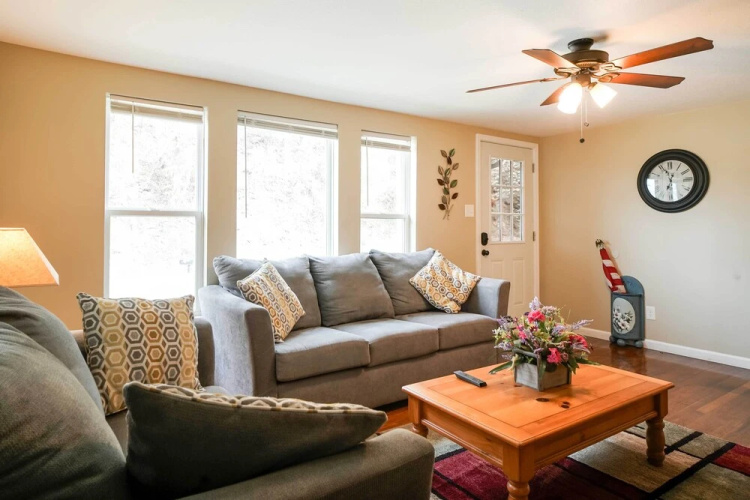 Sevierville Home w/ Hot Tub ~ 4 Mi to Dollywood!