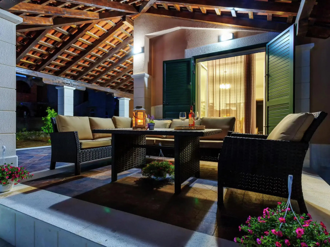 Modern apartment, private terrace, shared heated pool, near Trogir and Split