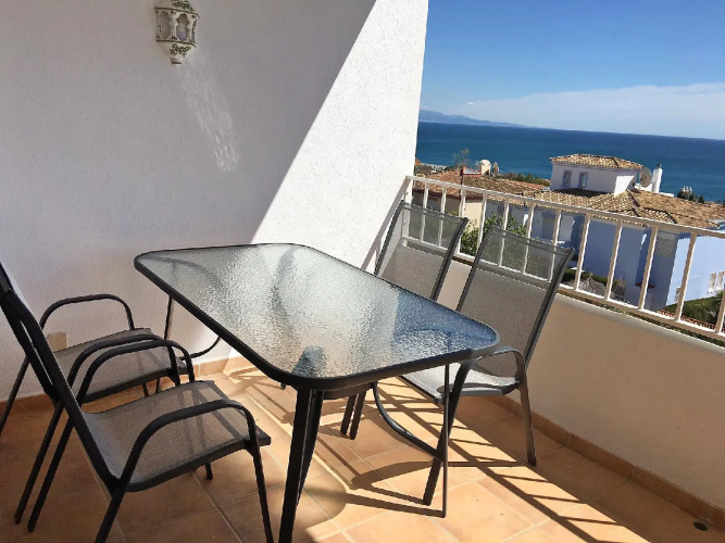 2056 - Apt with terrace sea view