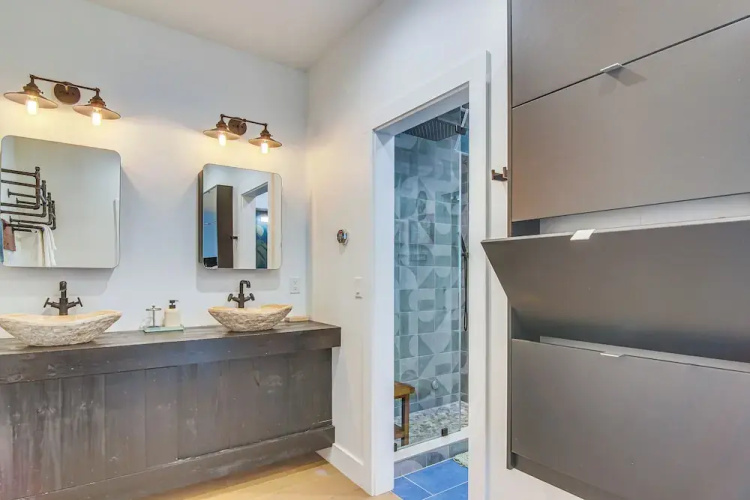 Rooftop Deck, Sweeping Views: Chic Home in Brevard
