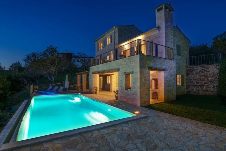 4 Bedrooms Villa