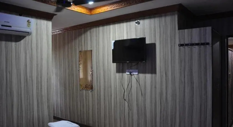 C M Hotel