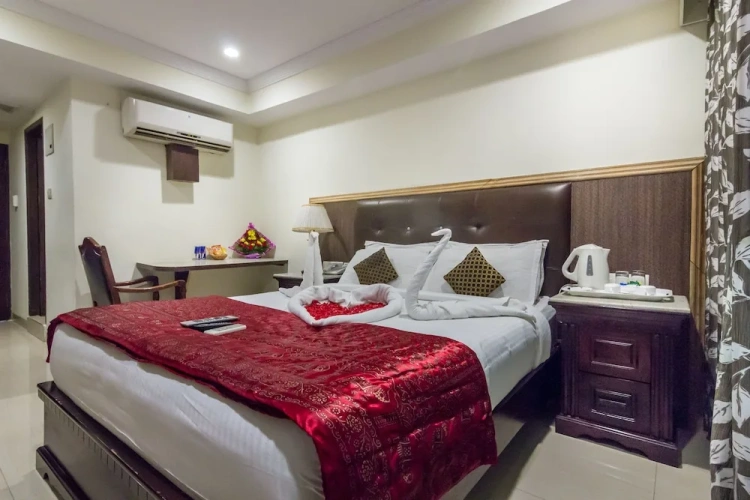 1 Bedroom Economy room with city view