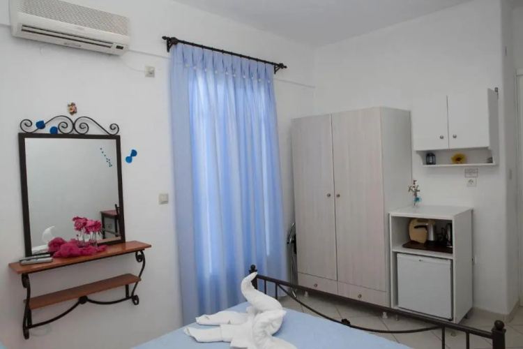 Dafnis Studios & Apartments