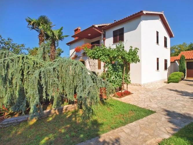 3 Bedrooms Apartment