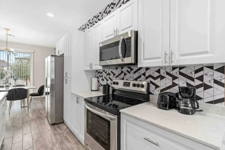 Super Epic- Sleeps 32 TWO Separate Townhomes