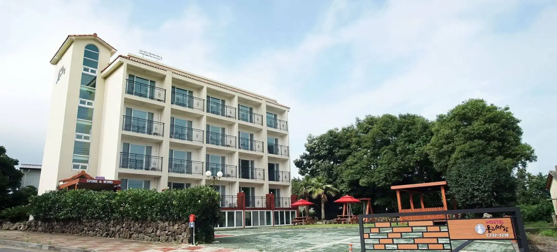 Stone And Wind Resort