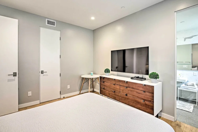 Chic Coronado Retreat w/ Patio & 4 Cruiser Bikes!