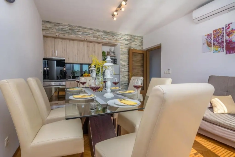 3 Bedrooms Apartment
