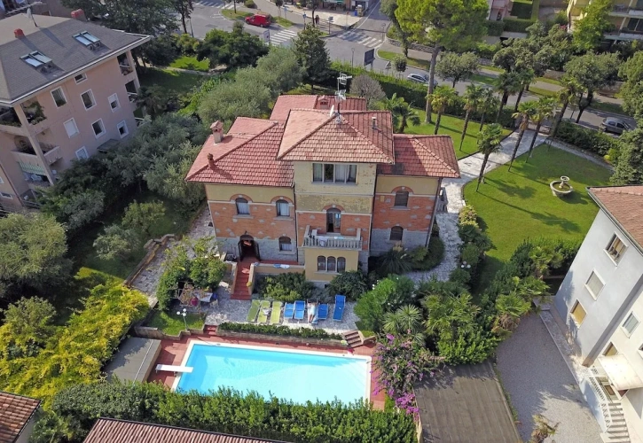 4 Bedrooms Villa