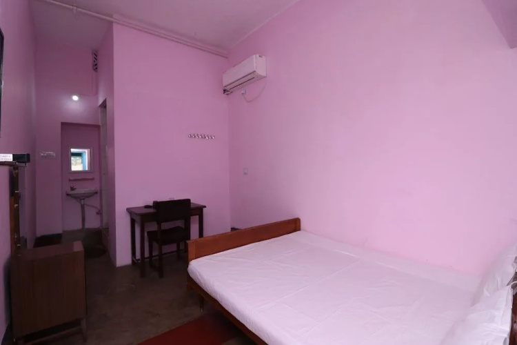 SPOT ON 44329 Sri Krishna Inn Lodging & Boarding