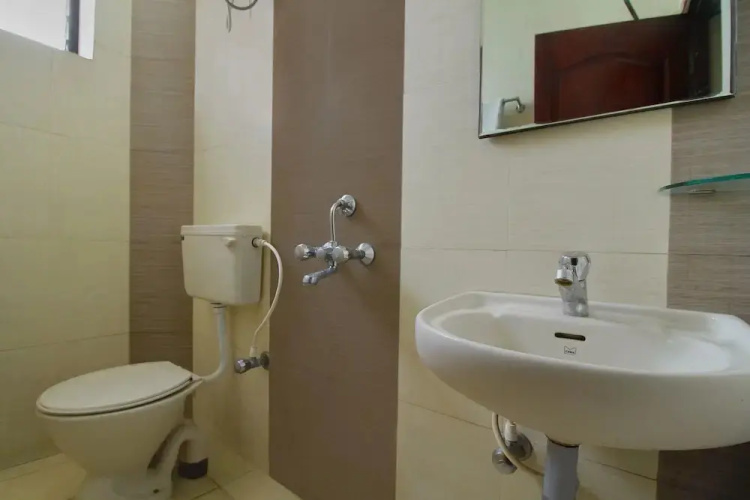 Shreenithi By Oyo Rooms