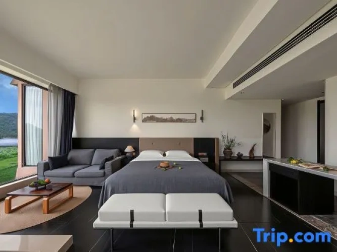 2 Bedrooms Family Suite with lake view