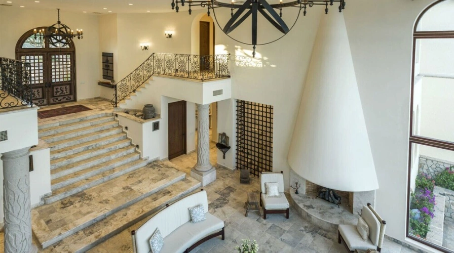 6 Bedrooms Villa