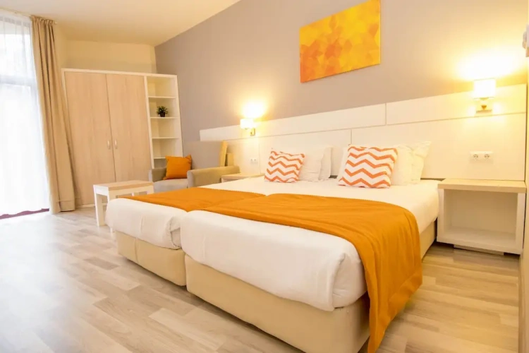 Standard Twin room with balcony