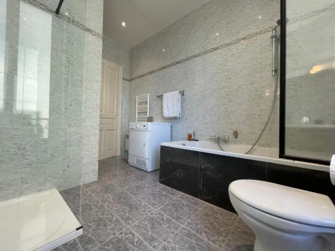3 Bedrooms Apartment