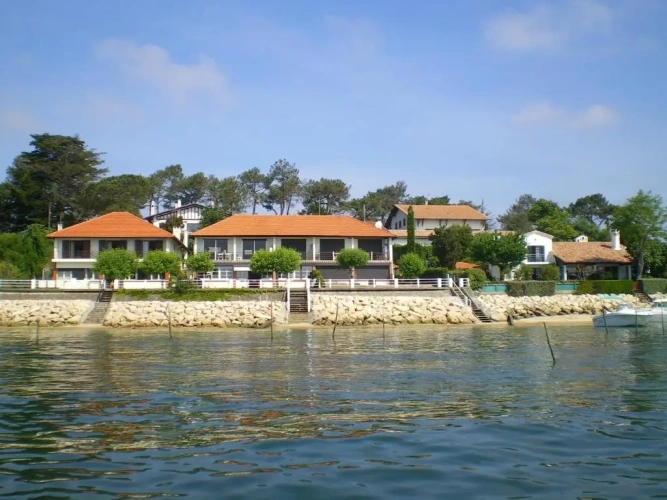 5 Bedrooms Cottage