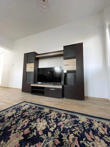 Entire spacious apartment with free parking