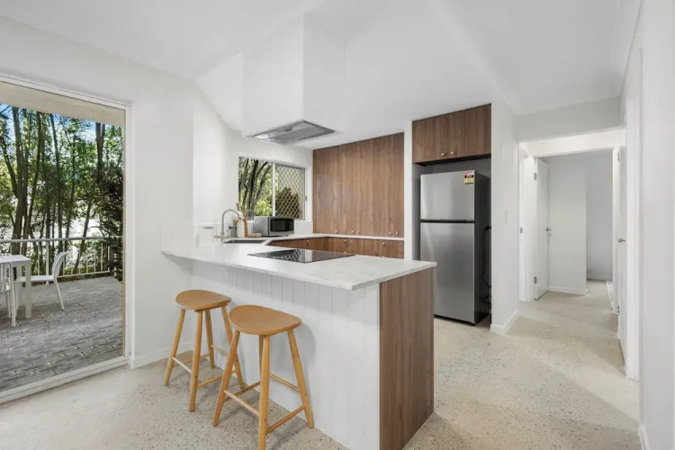Burleigh Breeze 2 Bed Beach Walk