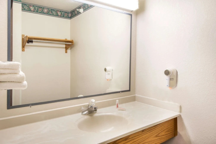 Super 8 by Wyndham Richfield/Cleveland