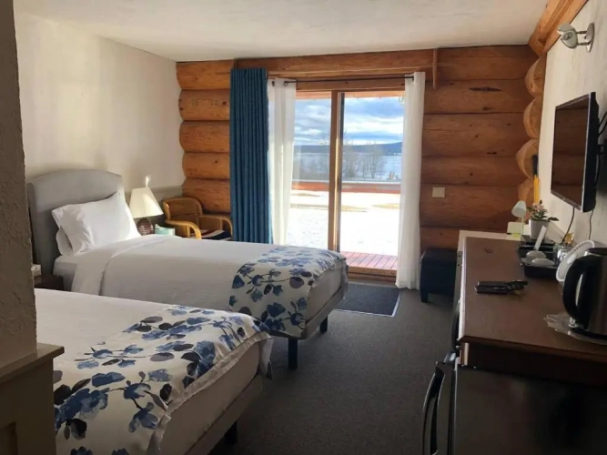 Standard Twin room with lake view